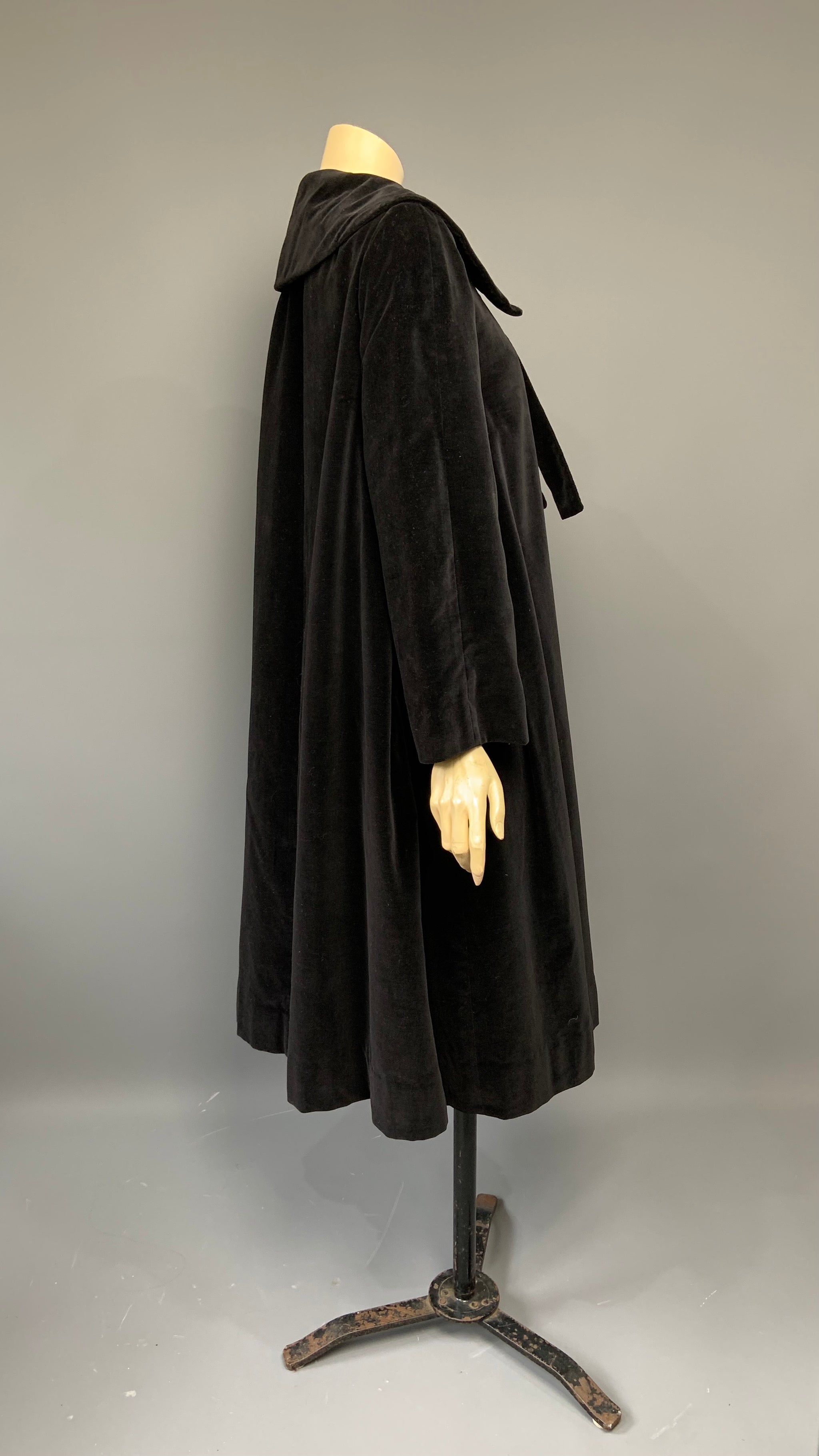 40's Elegance!! Vintage 3/4 Length Sleeve Silky Velvet Black Swing Opera Jacket deals Shawl Collar Coat